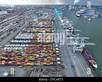 Rotterdam, 19. Januar 2023, Niederlande. Erhalten Sie eine einzigartige Perspektive auf den geschäftigsten Hafen in Europa mit einem beeindruckenden Drohnenfoto aus der Luft. Stockfoto