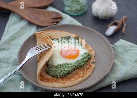 Galette de sarasin – Französische Buchweizencrepe mit Ei und Speck Stockfoto