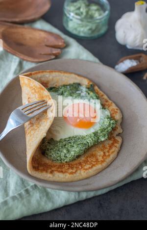 Galette de sarasin – Französische Buchweizencrepe mit Ei und Speck Stockfoto