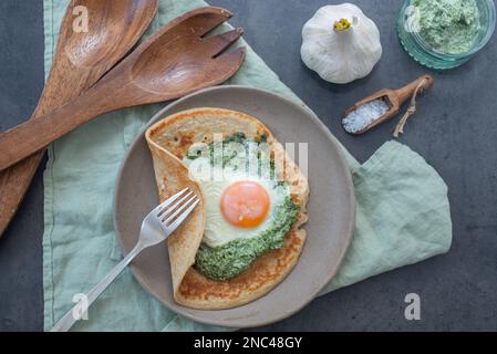 Galette de sarasin – Französische Buchweizencrepe mit Ei und Speck Stockfoto