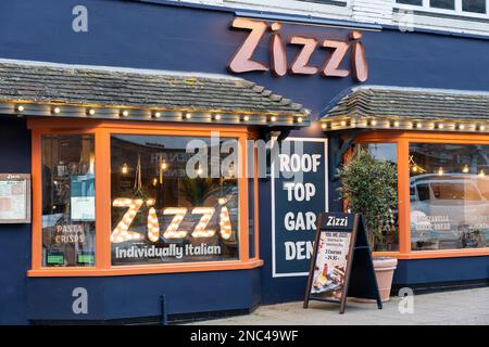 Außenansicht des italienischen Restaurants der Zizzi-Kette in der Sheep Street in Stratford upon Avon mit Gästen, die drinnen in England speisen Stockfoto