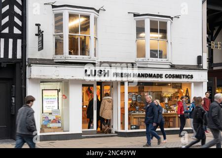Leute, die an der Fassade eines üppigen Ladens in Stratford-upon-Avon, England, vorbeigehen. Lush Retail Ltd. Ist ein britischer Kosmetikhändler Stockfoto