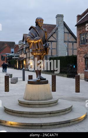 Bronzestatue des Barden William Shakespeare, beleuchtet bei Nacht und neben seinem Geburtsort in der Henley Street in Stratford-upon-Avon, Großbritannien Stockfoto