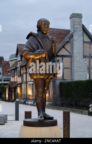 Bronzestatue des Barden William Shakespeare, beleuchtet bei Nacht und neben seinem Geburtsort in der Henley Street in Stratford-upon-Avon, Großbritannien Stockfoto