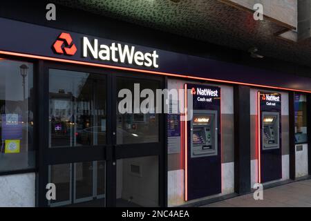 NatWest Bank Logo und Titel und Geldautomaten auf der Außenseite einer Filiale in Stratford-upon-Avon, Großbritannien. Konzept: Britisches Bankgewerbe Stockfoto