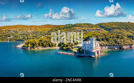 Wunderschöner Sommerblick von der fliegenden Drohne auf das Schloss Miramare. Attraktive morgendliche Meereslandschaft der Adria. Spektakuläre Outdoor-Szene von Italien, Europa. T Stockfoto