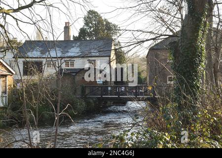 Snuff Mill an der Wandle im Morden Hall Park im Winter. Südliche Vororte von London, England, Großbritannien im Winter. Stockfoto