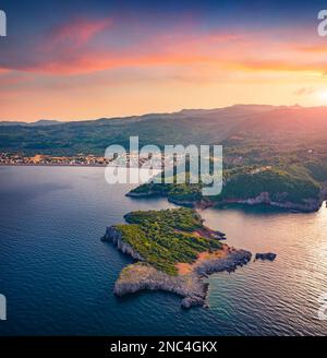 Sonnenuntergang am Strand von Saint Basil mit Agkali im Hintergrund, Nileas, Griechenland, Europa. Fantastische Sommerszene der Insel Euboea. Spektakulärer Vormittag Stockfoto