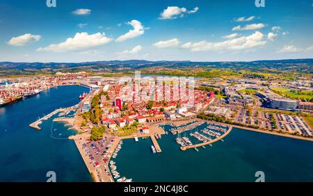 Unglaublicher Sommerblick von der fliegenden Drohne des Koper Hafens. Luftaufnahme an der Adriaküste, Slowenien, Europa. Atemberaubende mediterrane Meereslandschaft. Stockfoto