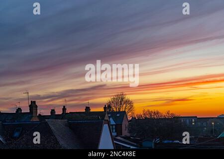 Northampton, Großbritannien. Wetter, 14. Februar 2023. Ein schöner Sonnenuntergang über den Dächern nach einem sehr nebligen Start in den Tag. Kredit: Keith J. Smith./Alamy Live News Stockfoto