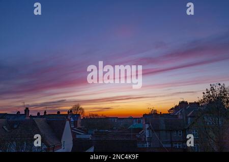 Northampton, Großbritannien. Wetter, 14. Februar 2023. Ein schöner Sonnenuntergang über den Dächern nach einem sehr nebligen Start in den Tag. Kredit: Keith J. Smith./Alamy Live News Stockfoto