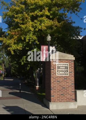 Ein vertikales Bild des Eingangsschilds der California State University in Chico, Nordkalifornien Stockfoto