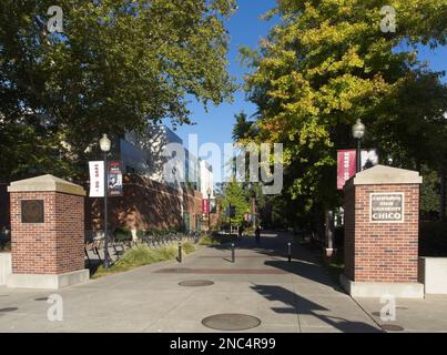 Der Haupteingang zur California State University in Chico, Nordkalifornien. Stockfoto