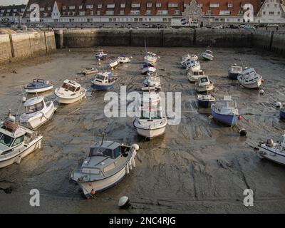 Viele Boote auf Grund bei Ebbe in Calais, Frankreich. Stockfoto