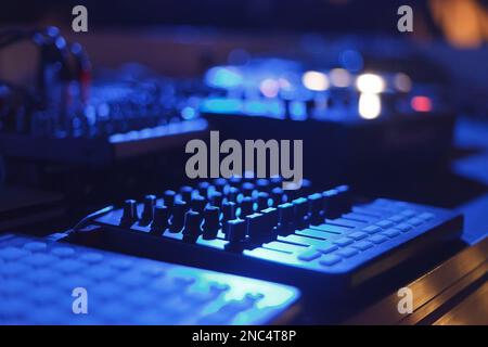 DJ-MIDI-Controller auf Rave. Professionelle Disc-Jockey-Audioanlage auf Techno-Party Stockfoto