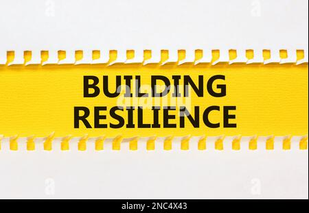 Das Symbol für Resilienz aufbauen. Konzeptwort „Resilienz aufbauen“ in Gelb und Weiß geschrieben. Wunderschöner gelb-weißer Hintergrund. Business und Buil Stockfoto