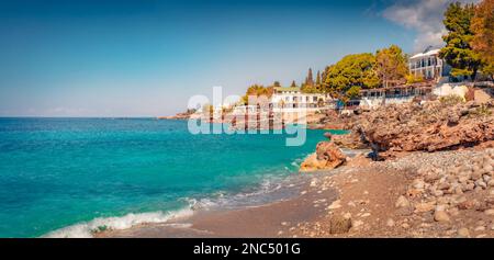 Panoramablick auf den Schamlian in der Stadt Dhermi. Malerische morgendliche Meereslandschaft der Adria. Atemberaubende Frühlingsszene von Albanien, Europa. Urlaub Stockfoto