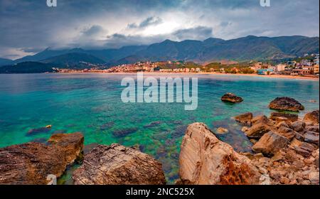 Spektakulärer abendlicher Blick auf den öffentlichen Strand von Potam. Düstere morgendliche Meereslandschaft der Adria. Wunderbares Stadtbild von Himare, Albanien, Europa. Travelin Stockfoto