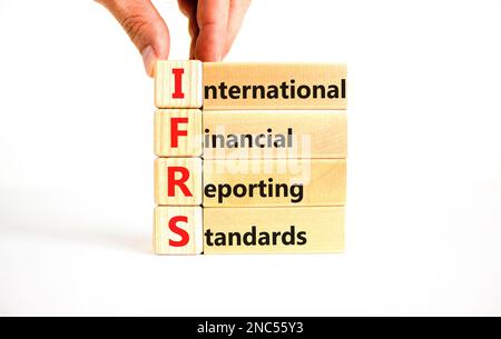 IFRS-Symbol. Konzeptbegriffe IFRS International Financial Reporting Standards auf Block auf wunderschönem weißen Hintergrund. Geschäfte IFRS International Financ Stockfoto