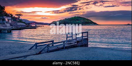 Panoramablick auf den Frühlingsuntergang in Ksamil. Unglaubliche abendliche Meereslandschaft des Ionischen Meeres. Spektakuläre Outdoor-Szene im Butrint-Nationalpark, Albanien, Euro Stockfoto