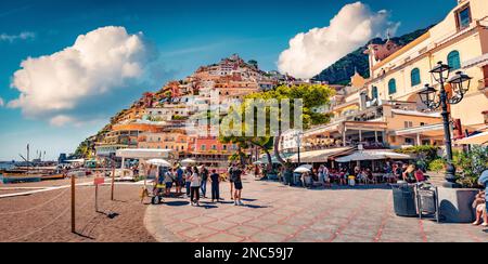 Attraktives Sommerstädtchen mit einem Dorf an den Klippen an der süditalienischen Amalfiküste - Positano. Spektakuläre Meereslandschaft des Mittelmeers. Urlaub Konz Stockfoto