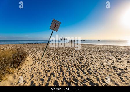 Gdynia, Polen - 2022. April: Erster Eintritt zum Babie Doly Beach mit alten Ruinen des Piers und Ruinen des Torpedoraums an der Ostsee Stockfoto