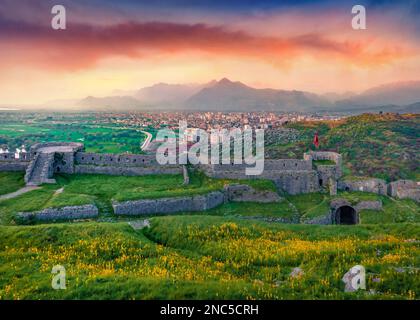 Abend an einem beliebten Touristenziel - Schloss Rozafa. Beeindruckender Sonnenuntergang im Frühling in der Stadt Shkoder mit dem Fluss Buna. Spektakuläre Außenlandschaft von Albanien Stockfoto