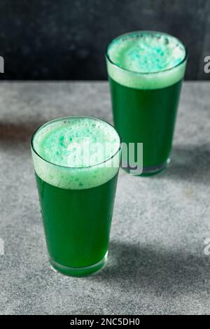 Saufgrün St Patricks Day Bier in einem Pint Glass Stockfoto