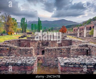 Malerisches Stadtbild am Morgen von Bitola, Nordmazedonien, Europa. Herrlicher Blick auf die archäologische Stätte Heraklea Lynkestis. Historische Stätte mit Stockfoto