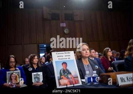 Washington, Vereinigte Staaten Von Amerika. 14. Februar 2023. Kristin Bride, Survivor Parent and Social Media Reform Advocate, sitzt neben einem Foto ihres 16-jährigen Sohnes Carson Bride, während sie vor einer Anhörung des Senatsausschusses für die Justiz erscheint, um den Schutz unserer Kinder online zu untersuchen, im Hart Senate Office Building in Washington, DC, Dienstag, 14. Februar 2023. Nachdem Carson im Internet gemobbt wurde, nahm er sich am 23. Juni 2020 das Leben. Kredit: Rod Lamkey/CNP/Sipa USA Kredit: SIPA USA/Alamy Live News Stockfoto