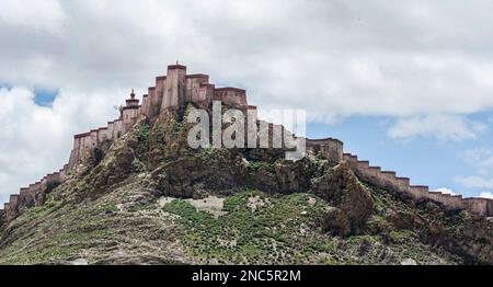 Gyantse Dzong oder Gyantse Festung ist einer der am besten erhaltenen Dzongs in Tibet, hoch über der Stadt Gyantse auf einem riesigen Sporn Stockfoto