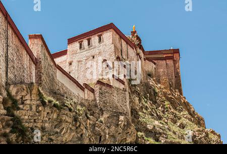 Gyantse Dzong oder Gyantse Festung ist einer der am besten erhaltenen Dzongs in Tibet, hoch über der Stadt Gyantse auf einem riesigen Sporn Stockfoto