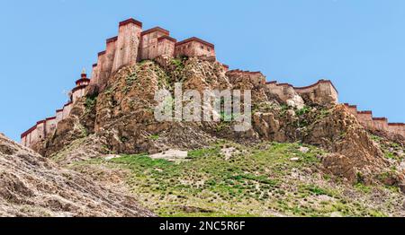 Gyantse Dzong oder Gyantse Festung ist einer der am besten erhaltenen Dzongs in Tibet, hoch über der Stadt Gyantse auf einem riesigen Sporn Stockfoto