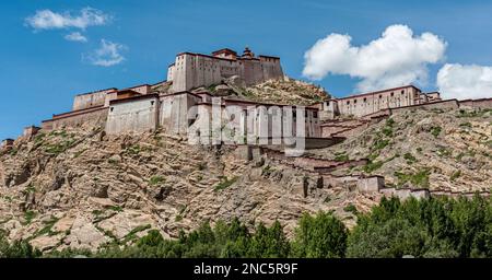 Gyantse Dzong oder Gyantse Festung ist einer der am besten erhaltenen Dzongs in Tibet, hoch über der Stadt Gyantse auf einem riesigen Sporn Stockfoto