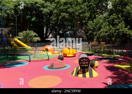 Spielplatz für Kinder mit moderner Schutz- und Sicherheitsbeschichtung. Hochwertiges Foto Stockfoto