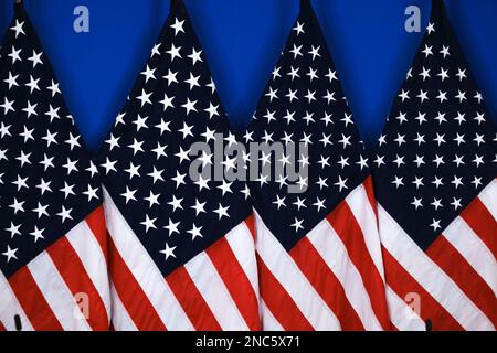 Brüssel, Belgien. 14. Februar 2023. US-Flaggen stehen am 14. Februar 2023 im Presseraum des NATO-Hauptquartiers in Brüssel, Belgien. Kredit: ALEXANDROS MICHAILIDIS/Alamy Live News Stockfoto