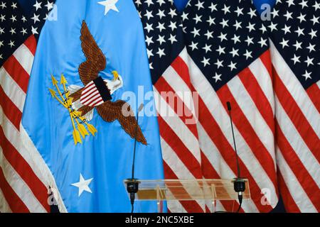 Brüssel, Belgien. 14. Februar 2023. US-Flaggen stehen am 14. Februar 2023 im Presseraum des NATO-Hauptquartiers in Brüssel, Belgien. Kredit: ALEXANDROS MICHAILIDIS/Alamy Live News Stockfoto