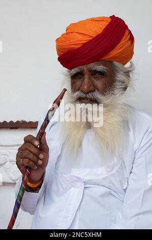 Jodhpur, Rajasthan, Indien - 19. Oktober 2019: Rajput Senior man raucht durch eine Wasserpfeife, trägt Marathi Pagri. Shisha ist ein Heizgerät. Stockfoto