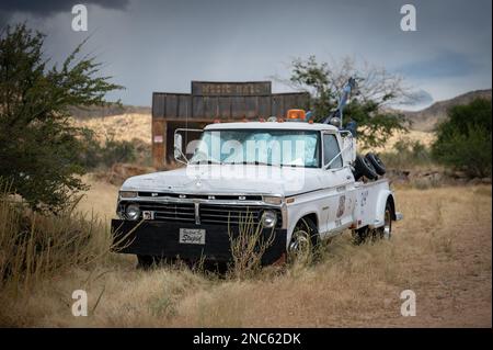 Ein weißer, alter, verlassener Abschleppwagen der sechsten Generation der Ford F-Serie auf dem Land Stockfoto