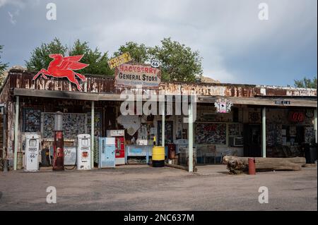 Eine alte Tankstelle und ein Laden auf der amerikanischen Straße passieren die Route 66 mit blauem Himmel Stockfoto