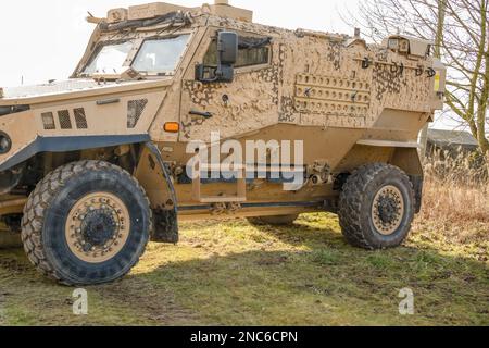 Nahaufnahme eines geschützten Patrouillenfahrzeugs der britischen Armee mit Foxhound Allradantrieb auf einer Militärübung, Wiltshire UK Stockfoto