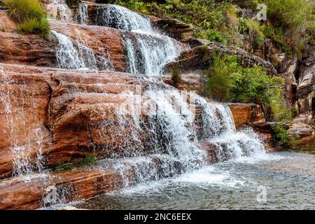 Kleiner Wasserfall über den Felsen und inmitten der Vegetation des Biribiri Parks in Diamantina, Minas Gerais Stockfoto