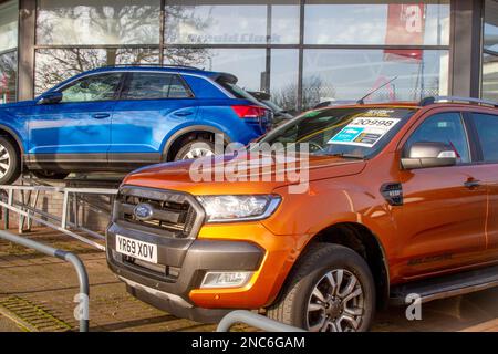 2019 Volkswagen T-Roc SE TSI EVO & 2019 Orange Ford Ranger Wildtrak 4X4 DCB T zum Verkauf im Ausstellungsraum und Vorplatz von Arnold Clarke, Preston, Lancashire UK Stockfoto