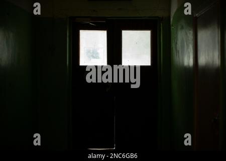 Fenster öffnen. Innenausstattung. Fenster im Gebäude. Licht im Flur. Stockfoto