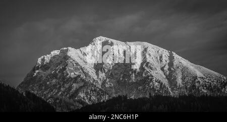 Große schneebedeckte Hügel in der Nähe von Spital am Pyhrn am kalten, frischen Abend Stockfoto