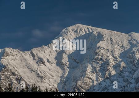 Große schneebedeckte Hügel in der Nähe von Spital am Pyhrn am kalten, frischen Abend Stockfoto