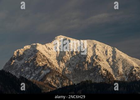 Große schneebedeckte Hügel in der Nähe von Spital am Pyhrn am kalten, frischen Abend Stockfoto