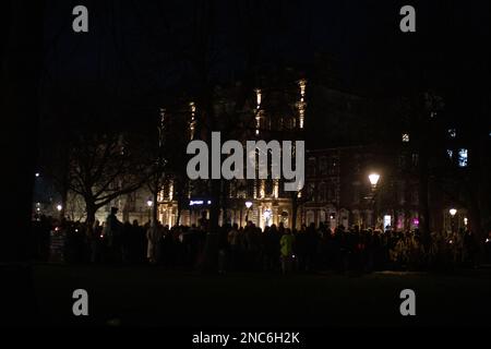 Bristol, Vereinigtes Königreich, 14. Februar 2023. Candlelight-Wache auf College Green für Trans Teenager Brianna Ghey, die am Samstag in Cheshire ermordet aufgefunden wurde. Stockfoto