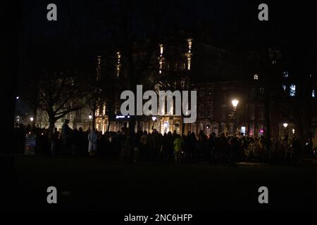 Bristol, Vereinigtes Königreich, 14. Februar 2023. Candlelight-Wache auf College Green für Trans Teenager Brianna Ghey, die am Samstag in Cheshire ermordet aufgefunden wurde. Stockfoto