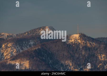 Große schneebedeckte Hügel in der Nähe von Spital am Pyhrn am kalten, frischen Abend Stockfoto